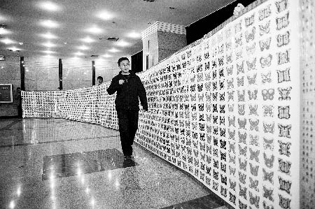 小伙两年剪2008只蝴蝶迎奥运(图)