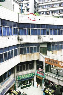 男子与女子开房遭遇抢劫跳楼引来保安相救(图)