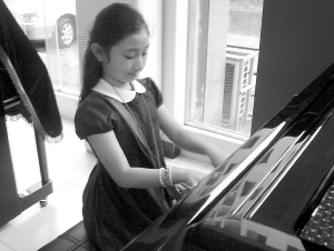 9岁日本华裔女孩钢琴送给灾区小朋友