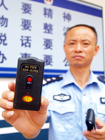 大学生用电击器当街抢包被抓(图)