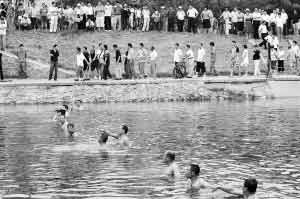10岁双胞胎兄弟溺水千余市民自发搜救