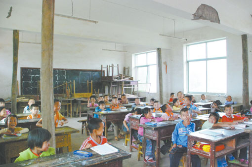 农村小学在震损校舍中开学上课(图)