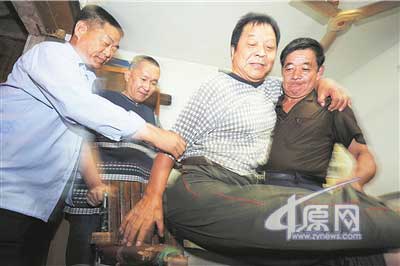 残疾人高新海32年感受爱与关怀(组图)