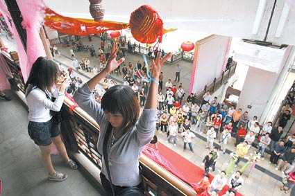 美女在相亲会上抛绣球引千余男子争抢(图)