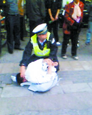 歹徒扎伤出租车司机被路过交警擒获(图)