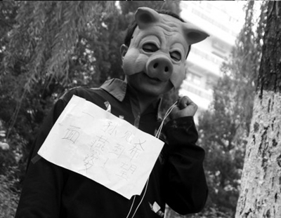 男子街头戴面具跪求见孙燕姿(图)