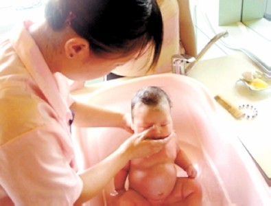深圳职业奶妈月薪减半无人问津(图)