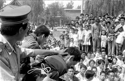 1993年7月27日,山西省忻州市人民法院召开宣判大会,严厉打击刑事罪犯