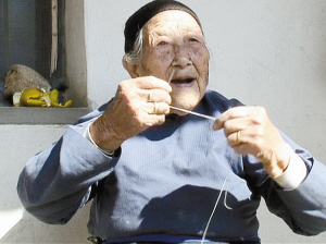 宁波一105岁老太穿针引线不用10秒