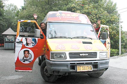 兩農民將麵包車改裝房車欲游遍全國(圖)