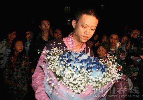 老总花4万宿舍楼下摆万朵玫瑰求爱