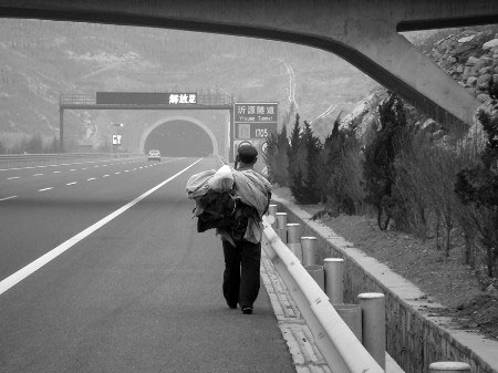 公司倒闭老汉没拿到工资 步行从济南回青岛(图