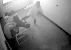 精神病人死前遭3名医护人员5次殴打