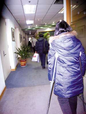 女实习生遇性骚扰从三楼跳窗逃生(组图)