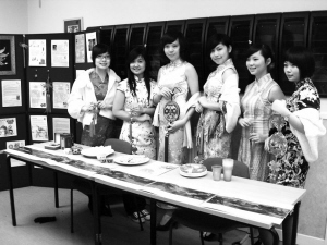 7名中国女留学生在英国校园里卖饺子(图)