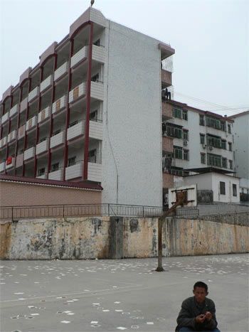 高二学生在2000余名师生面前跳楼身亡(组图)