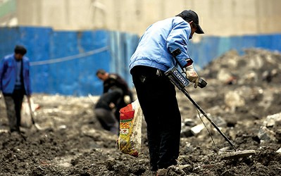 潜入工地“探宝”