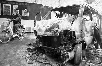 嫌犯为报复女友驾着火面包车冲入居民区(图)