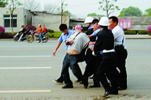 记者拍摄拆迁冲突时遭城管和联防队员殴打(图)