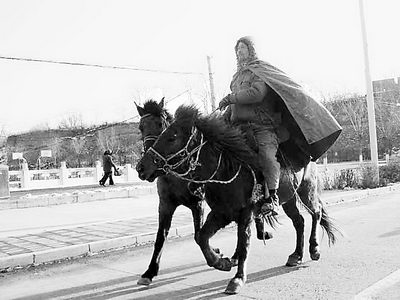 俄籍华人骑马近万公里抵京续：将策马赴伦敦