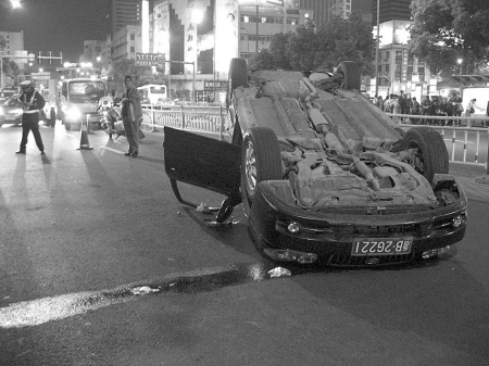 一辆奥迪轿在宁波闹市区翻车(图)