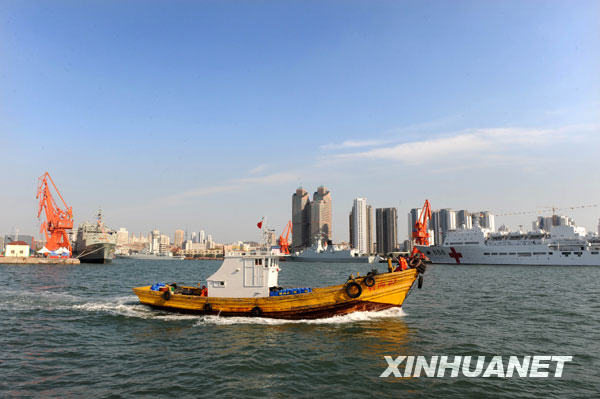 快讯:海上阅兵开始 中国海军核潜艇公开亮相