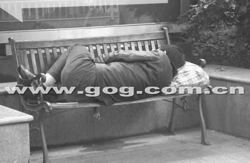 失业男子将积蓄寄给妻儿后露宿广场(图)
