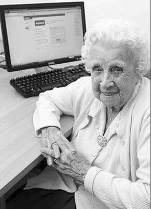 英国104岁老太喜欢上网已结识4800名网友(图)