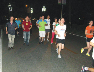 景山有批夜跑跑<em>女的比男的多</em>_新闻中心_新浪