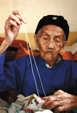 昆明109岁阿婆能穿针引线(图)