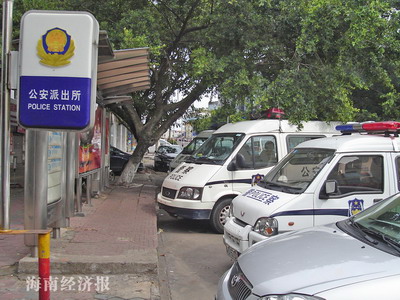 6辆汽车将公交站挤得满满当当,其中4辆是海府派出所的警用车辆.