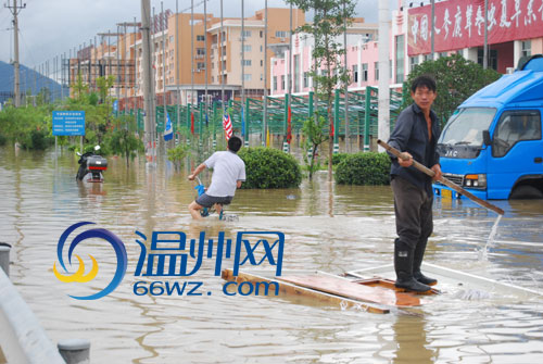 苍南灵溪积水严重 市民划船出门(组图)