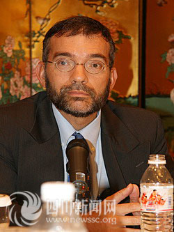 美驻成都领事馆领事中文流利 媒体惊叹