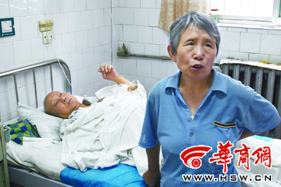 70岁肝癌病危老人被抬去储蓄所取钱(图)