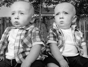 英国双胞胎兄弟相隔两天出生(图)