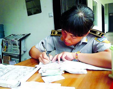 城管扣下违反交规车辆自称系综合执法(图)