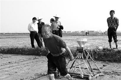 75岁农民发明水稻直播机(图)