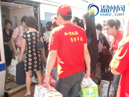 温州南火车站 志愿服务在身边