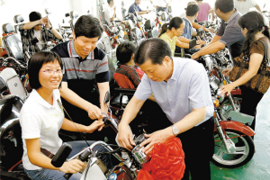 为残疾人免费配送机动轮椅车