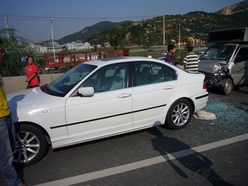 组图:瓯海大道9车连环撞 一警车内2人死(图)