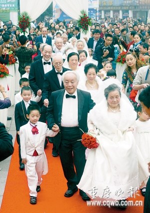 10对金婚老人集体披婚纱最大年龄90岁(图)