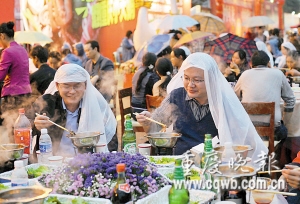重庆7.6万人聚集品尝火锅吃掉51吨毛肚鸭肠