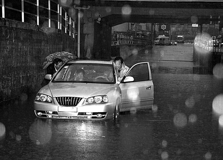 兴宁路一交桥下积水严重 汽车 蹚水 熄火