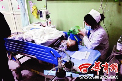 两名孩子火灾中被家人扔下6楼(组图)