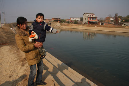 母亲将坠河儿子误当垃圾两名路人救出幼童