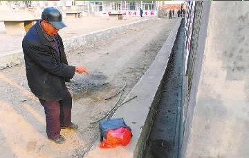 初中生冻死在学校排水沟曾被同学逼外出买零食