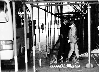 丈夫拔掉妻子氧气管致其死亡受审时多次落泪