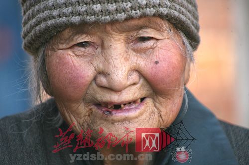 拾荒老太抚养残疾弃婴17年被称孤老慈善家(图)