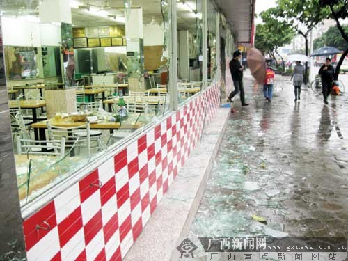南宁园湖路一快餐店被砸两员工被打两顾客受伤