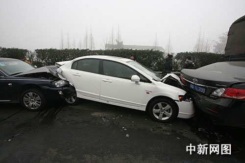 四川成乐高速发生二十余车连环车祸(组图)